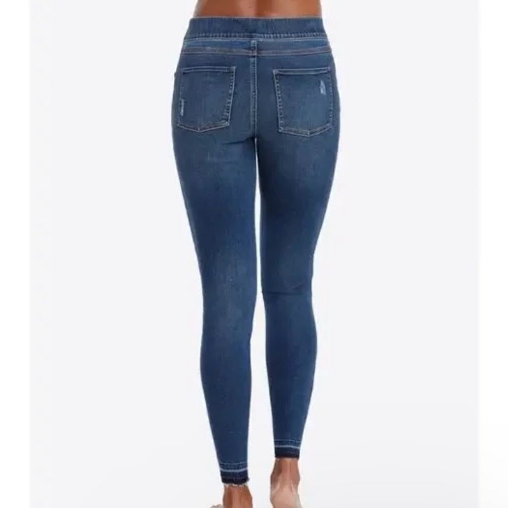 Spanx Distressed Dark Blue Skinny Jeans in Size Medium
